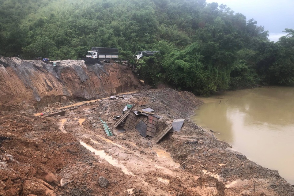 Tuyến đường nối hai xã vùng sâu vùng xa sạt lở trầm trọng - 1 Tuyến đường nối hai xã vùng sâu vùng xa sạt lở trầm trọng - 1