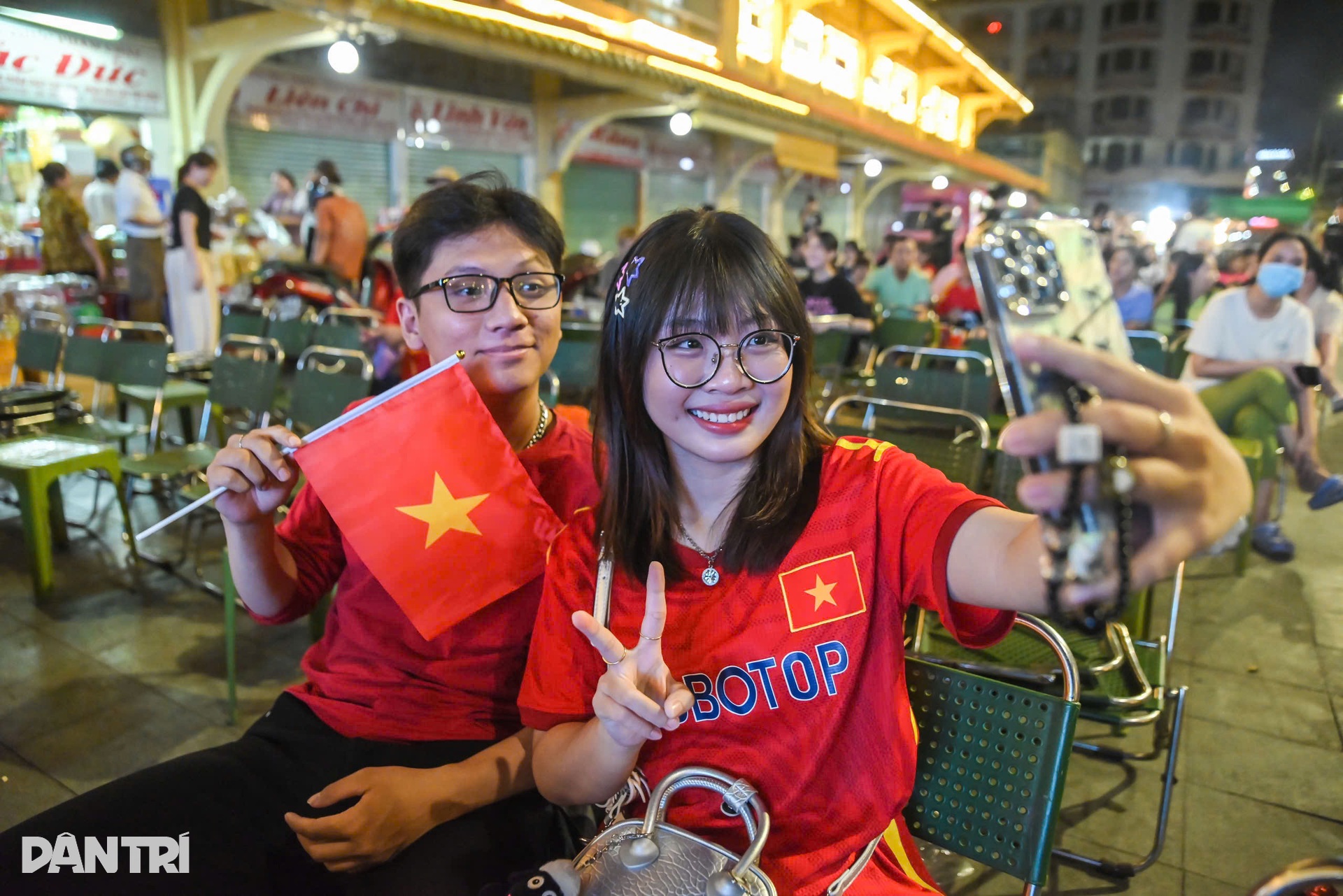 Không khí hàng triệu người hâm mộ cả nước cuồng nhiệt cổ vũ tuyển Việt Nam - 7 Không khí hàng triệu người hâm mộ cả nước cuồng nhiệt cổ vũ tuyển Việt Nam - 7