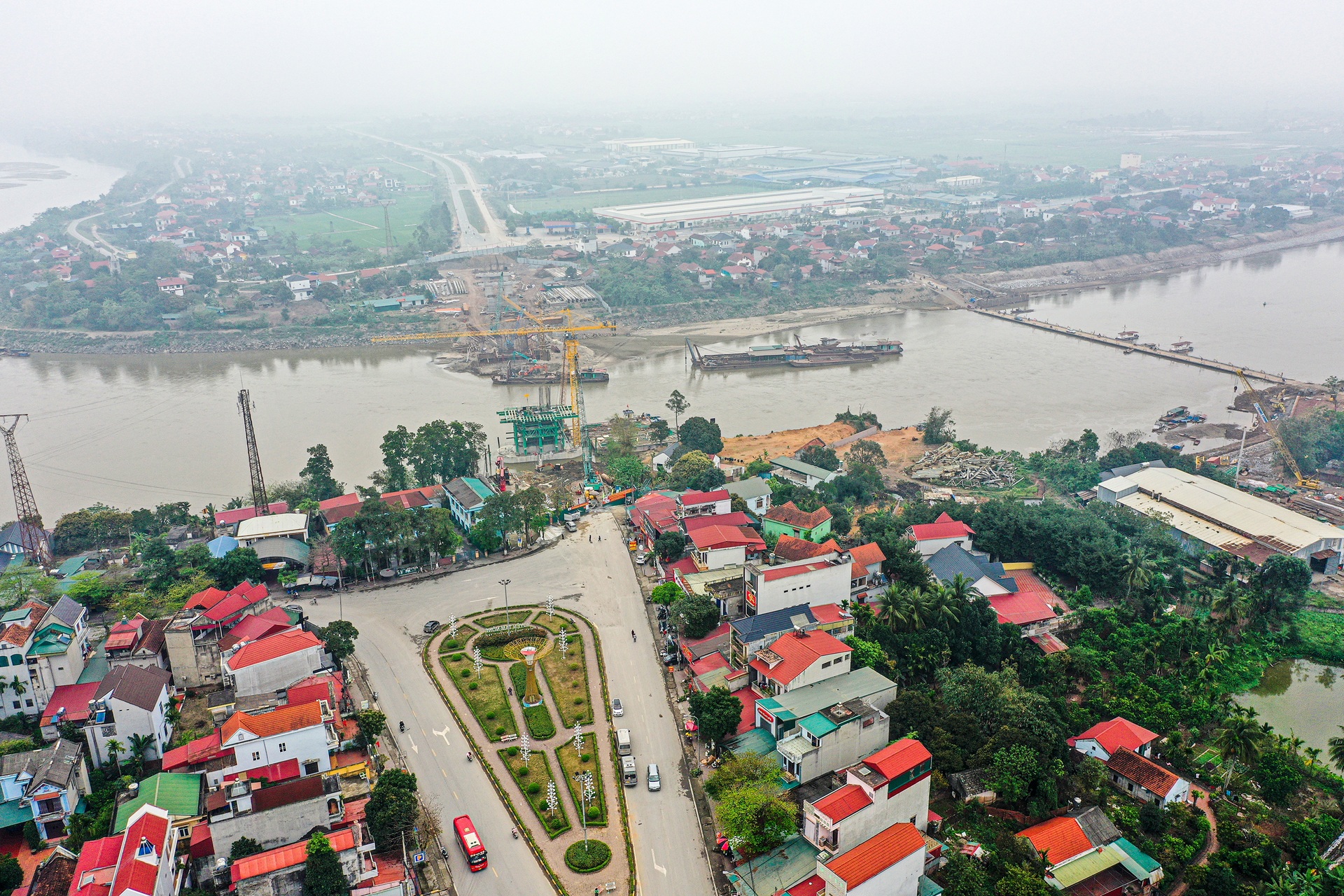 Lộ diện hình hài cầu Phong Châu mới sau 5 tháng thi công - 3 Lộ diện hình hài cầu Phong Châu mới sau 5 tháng thi công - 3