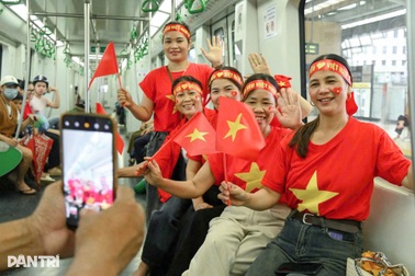 Những chuyến tàu rợp bóng cờ hoa, nặng nghĩa đồng bào