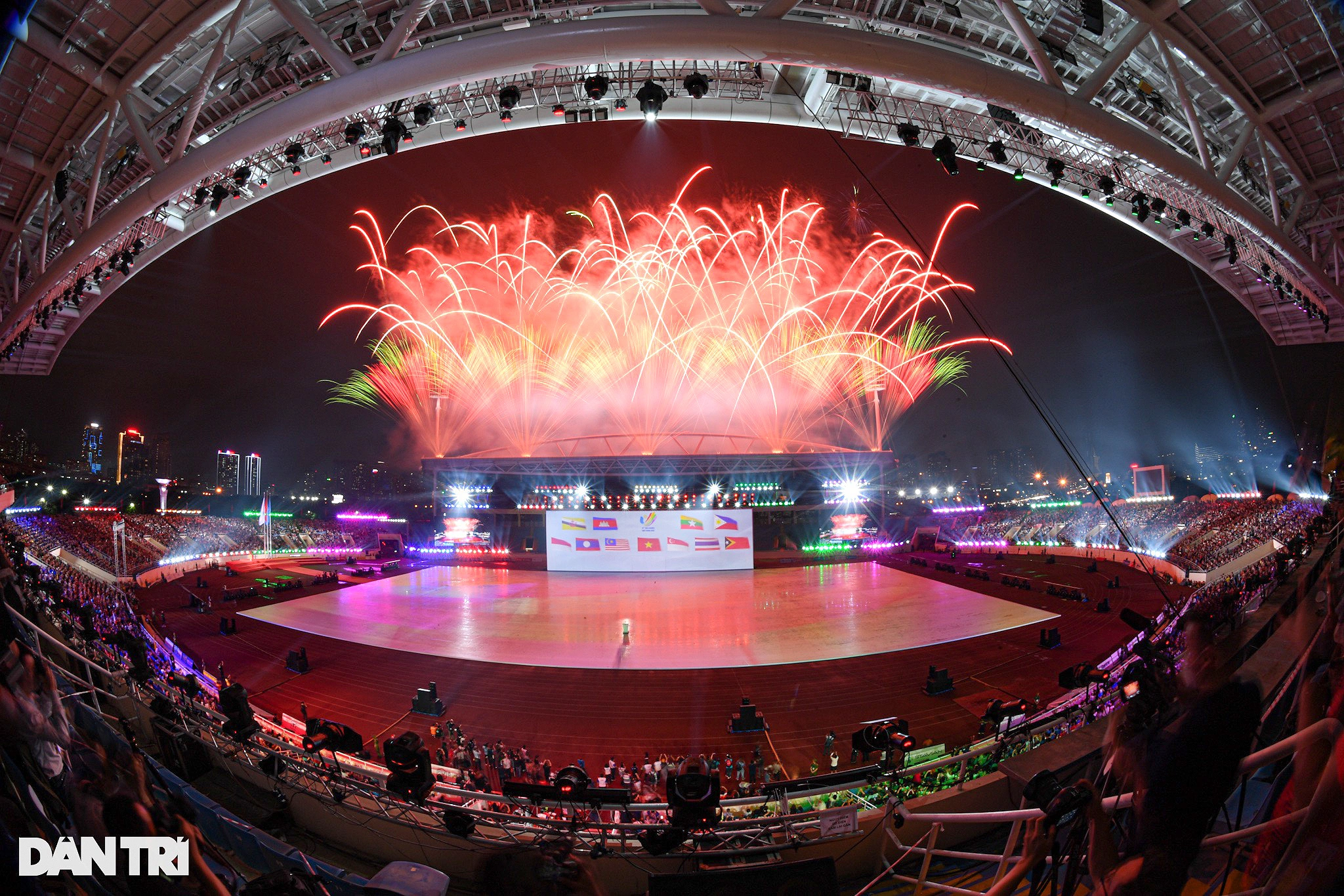 Mãn nhãn các SVĐ đẹp như mơ, chật kín khán giả cổ vũ SEA Games ở Việt Nam - 2 Mãn nhãn các SVĐ đẹp như mơ, chật kín khán giả cổ vũ SEA Games ở Việt Nam - 2