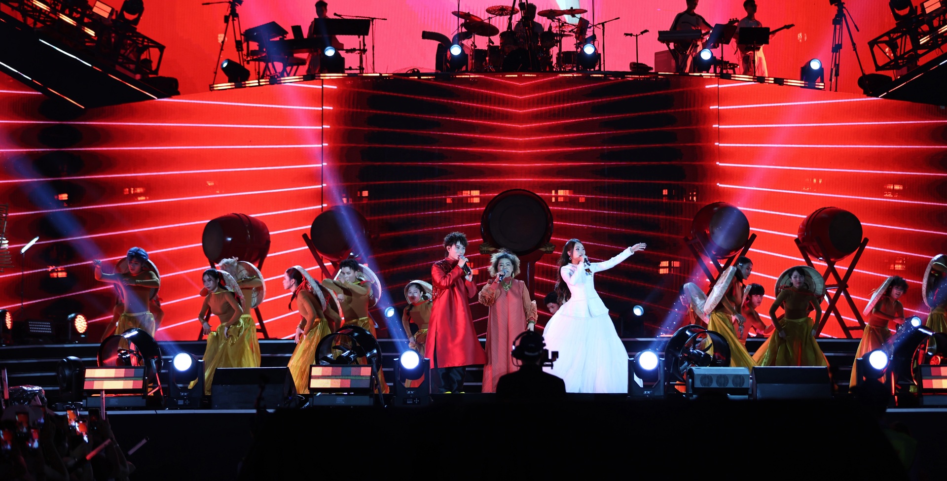 Xuân Hinh hát chầu văn, Phương Mỹ Chi mang loạt hit đãi 25.000 khán giả - 3