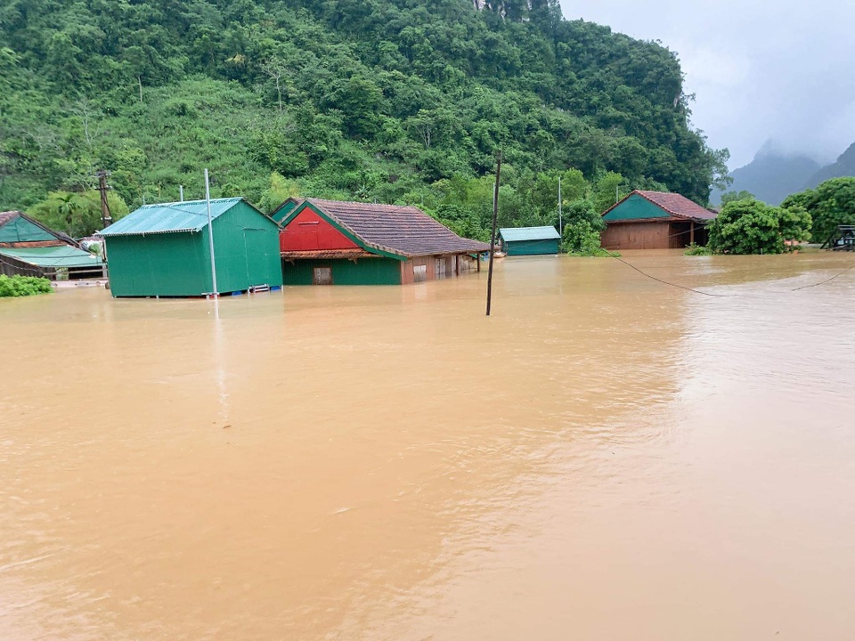Những nhà phao diệu kỳ cứu người dân vùng rốn lũ trong cơn “đại hồng thủy” - 10 Những nhà phao diệu kỳ cứu người dân vùng rốn lũ trong cơn “đại hồng thủy” - 10