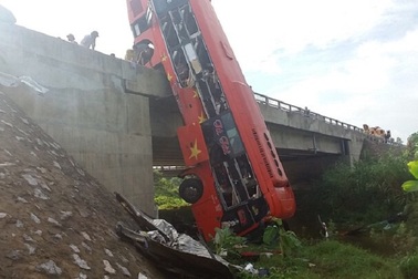 Xe khách cắm đầu xuống sông, 1 người chết, 10 người bị thương