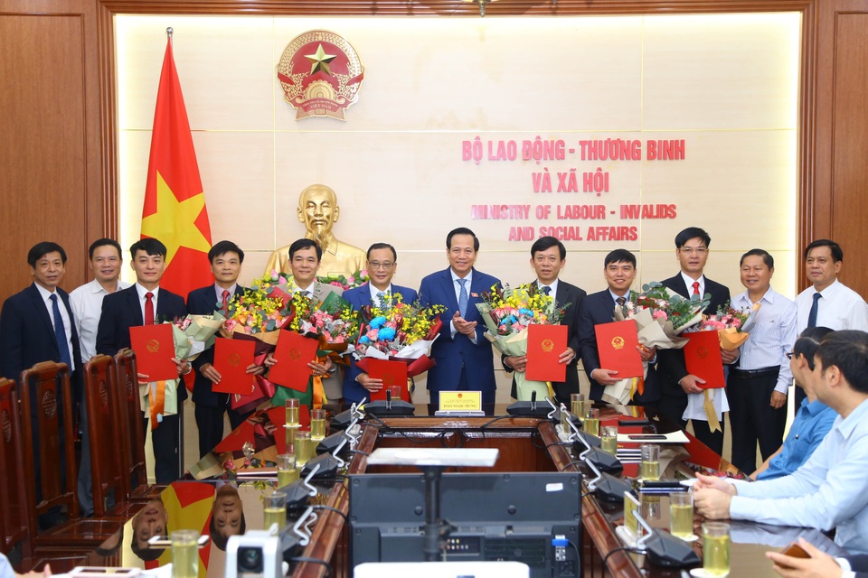 Bộ LĐ-TBXH: Công bố nhiều quyết định quan trọng về nhân sự - 1 Bộ LĐ-TBXH: Công bố nhiều quyết định quan trọng về nhân sự - 1