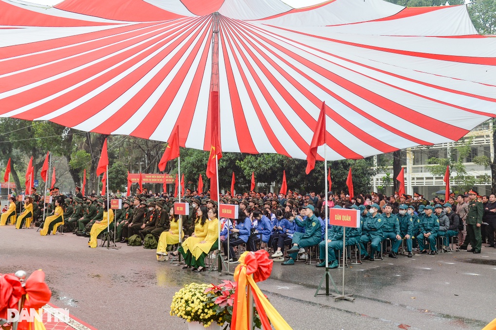 Xúc động cảnh bố dặn dò con, vợ chia tay chồng lên đường nhập ngũ - 1 Xúc động cảnh bố dặn dò con, vợ chia tay chồng lên đường nhập ngũ - 1