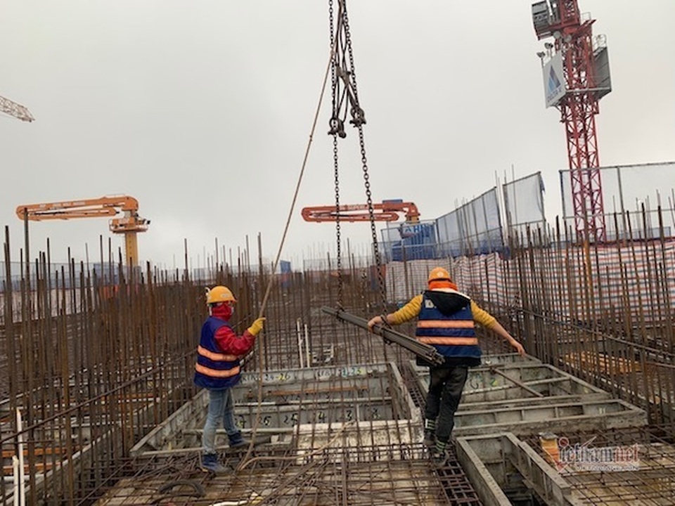 Đại công trường cao ốc nghìn tỷ kín khẩu trang, đo trán từ cửa - 3 Đại công trường cao ốc nghìn tỷ kín khẩu trang, đo trán từ cửa - 3
