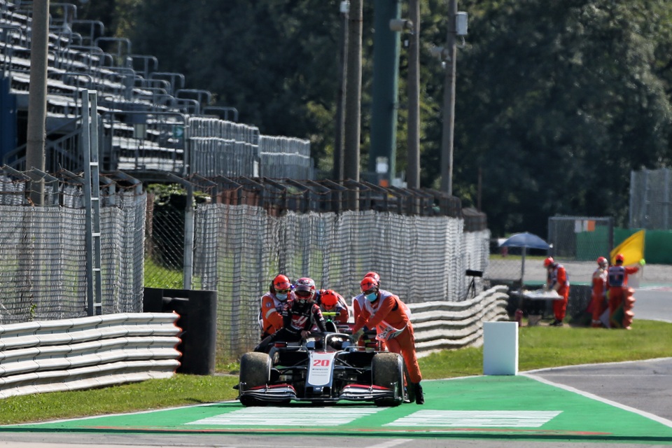 Biến căng ở Monza, F1 đã có một chặng đua đi vào lịch sử - 8 Biến căng ở Monza, F1 đã có một chặng đua đi vào lịch sử - 8