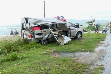 Xe cứu thương tông xe cẩu, 3 người bị thương