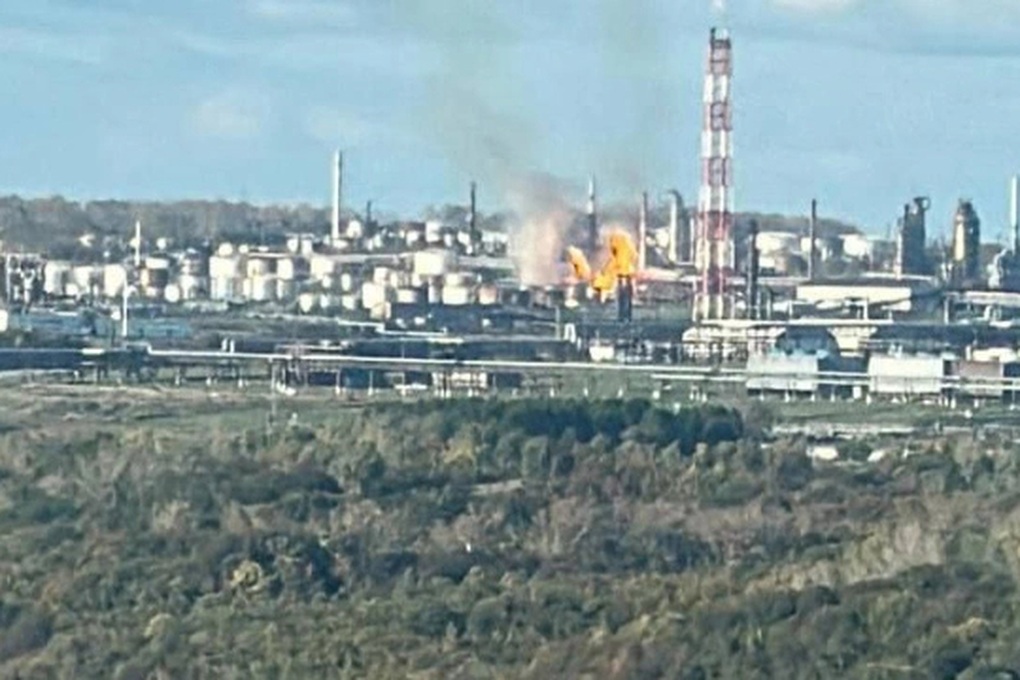 Ukraine tập kích nhà máy lọc dầu của Nga cách xa 1.500km - 1