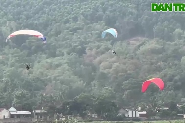 Ấn tượng đội bay dù lượn ở miền núi cao Nghệ An