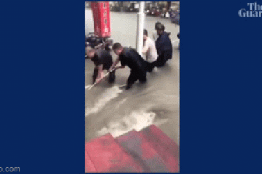 Trắng tay trong chớp mắt vì trận lũ "nghìn năm có một" ở Trung Quốc