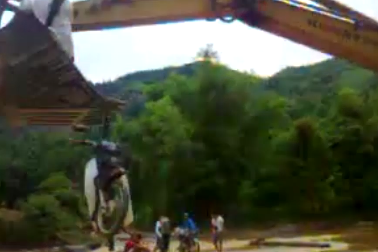 Yên Bái: Giáo viên vượt lũ đến trường bằng... gầu máy xúc