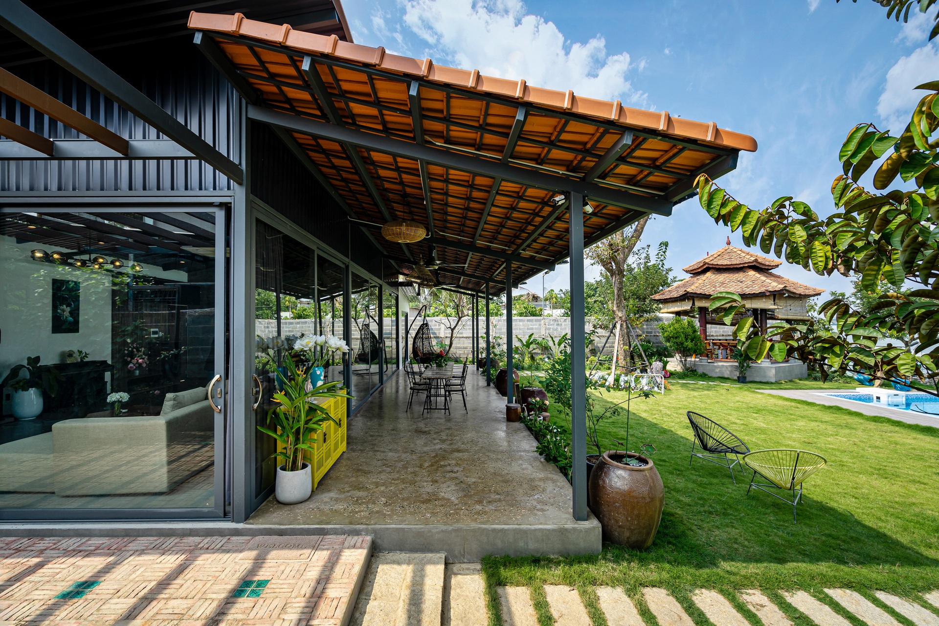 Xây nhà vườn có bể bơi né dịch, chàng trai tự thiết kế rẻ và đẹp lung linh - 7 Xây nhà vườn có bể bơi né dịch, chàng trai tự thiết kế rẻ và đẹp lung linh - 7