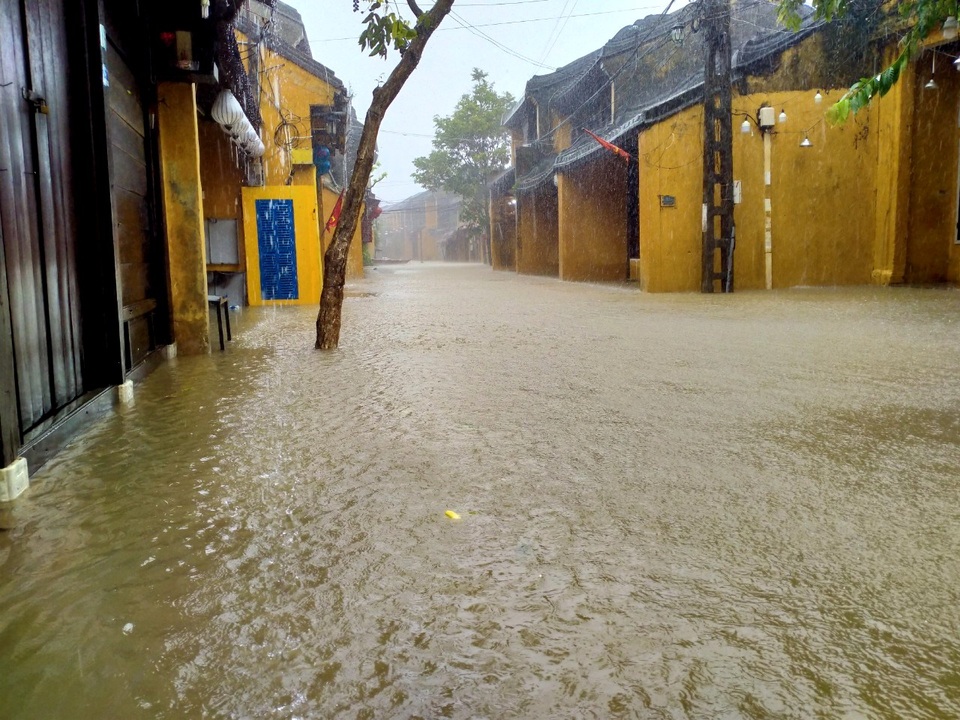 Hội An: Bờ biển Cửa Đại sạt lở nghiêm trọng, phố cổ chìm trong nước lũ - 14 Hội An: Bờ biển Cửa Đại sạt lở nghiêm trọng, phố cổ chìm trong nước lũ - 14