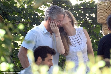 Người mẫu Playboy hạnh phúc bên chồng mới cưới