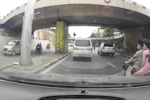 Xe máy đâm vào ôtô để "dừng đèn đỏ"?