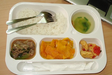 Khó khăn, nhiều doanh nghiệp xù tiền cơm trưa văn phòng