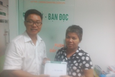 Trao hơn 74 triệu đồng đến chị Trịnh Thị Kim Hương