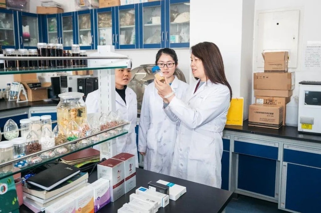 Nữ hiệu phó trường đại học gây sốt với tài sản 6 tỷ USD - 2 Nữ hiệu phó trường đại học gây sốt với tài sản 6 tỷ USD - 2