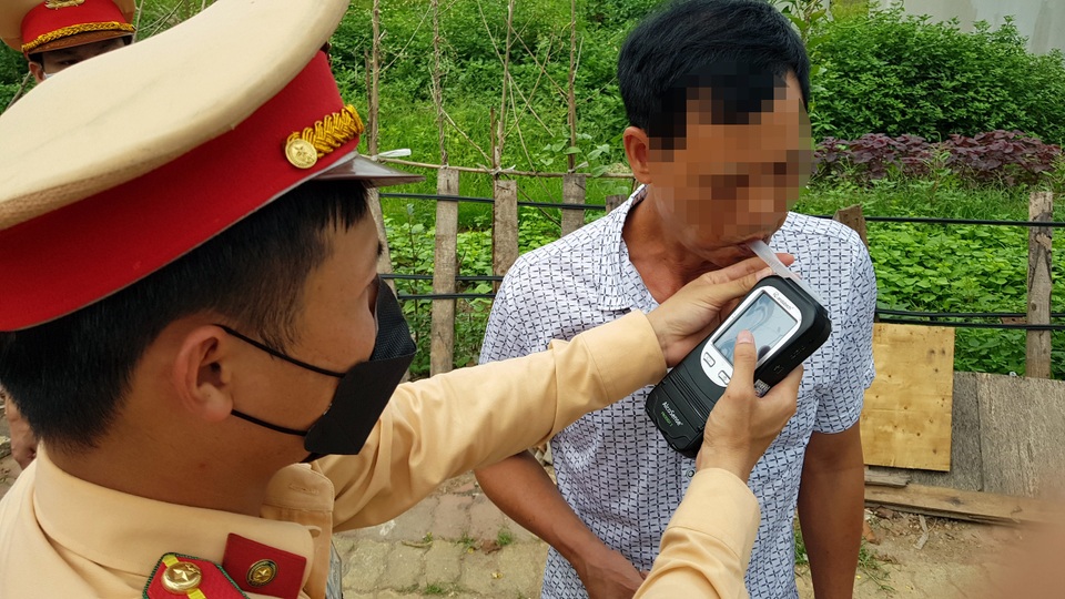 Hà Nội: Bị thu xe vì uống 1 lon bia rồi đi… đổ xăng - 3 Hà Nội: Bị thu xe vì uống 1 lon bia rồi đi… đổ xăng - 3