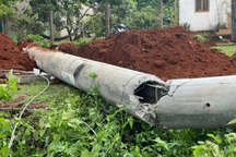 Vụ hàng loạt trụ điện bị gãy đôi ở Gia Lai: Nghi ngờ về chất lượng