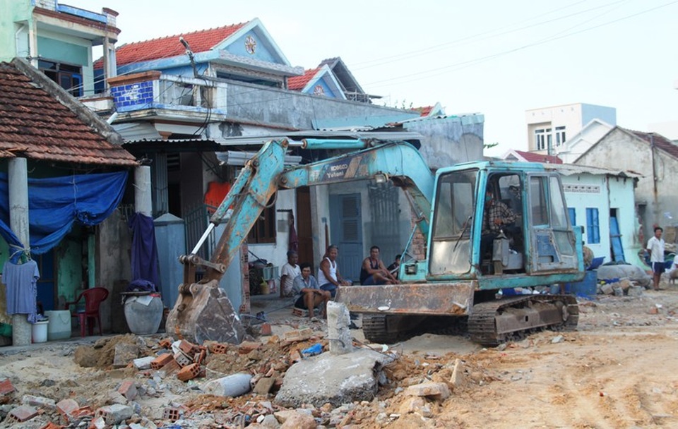 “Chạy đua với bão” xây dựng kè biển 99 tỷ bảo vệ làng chài - 8 “Chạy đua với bão” xây dựng kè biển 99 tỷ bảo vệ làng chài - 8