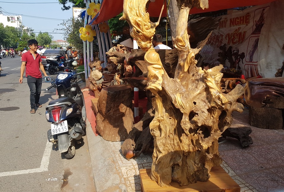 Đồ mỹ nghệ đổ bộ xuống phố phục vụ nhu cầu sắm Tết - 5 Đồ mỹ nghệ đổ bộ xuống phố phục vụ nhu cầu sắm Tết - 5