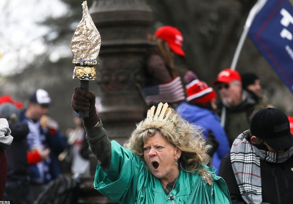 Bốn giờ hỗn loạn khi quốc hội Mỹ thất thủ vì người ủng hộ ông Trump - 5 Bốn giờ hỗn loạn khi quốc hội Mỹ thất thủ vì người ủng hộ ông Trump - 5