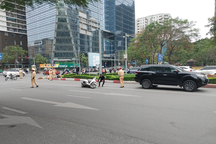 Hà Nội: Va chạm với xe ô tô biển xanh, người phụ nữ ngã gãy xương sườn