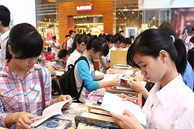 Giới trẻ háo hức đọc sách miễn phí tại Hà Nội