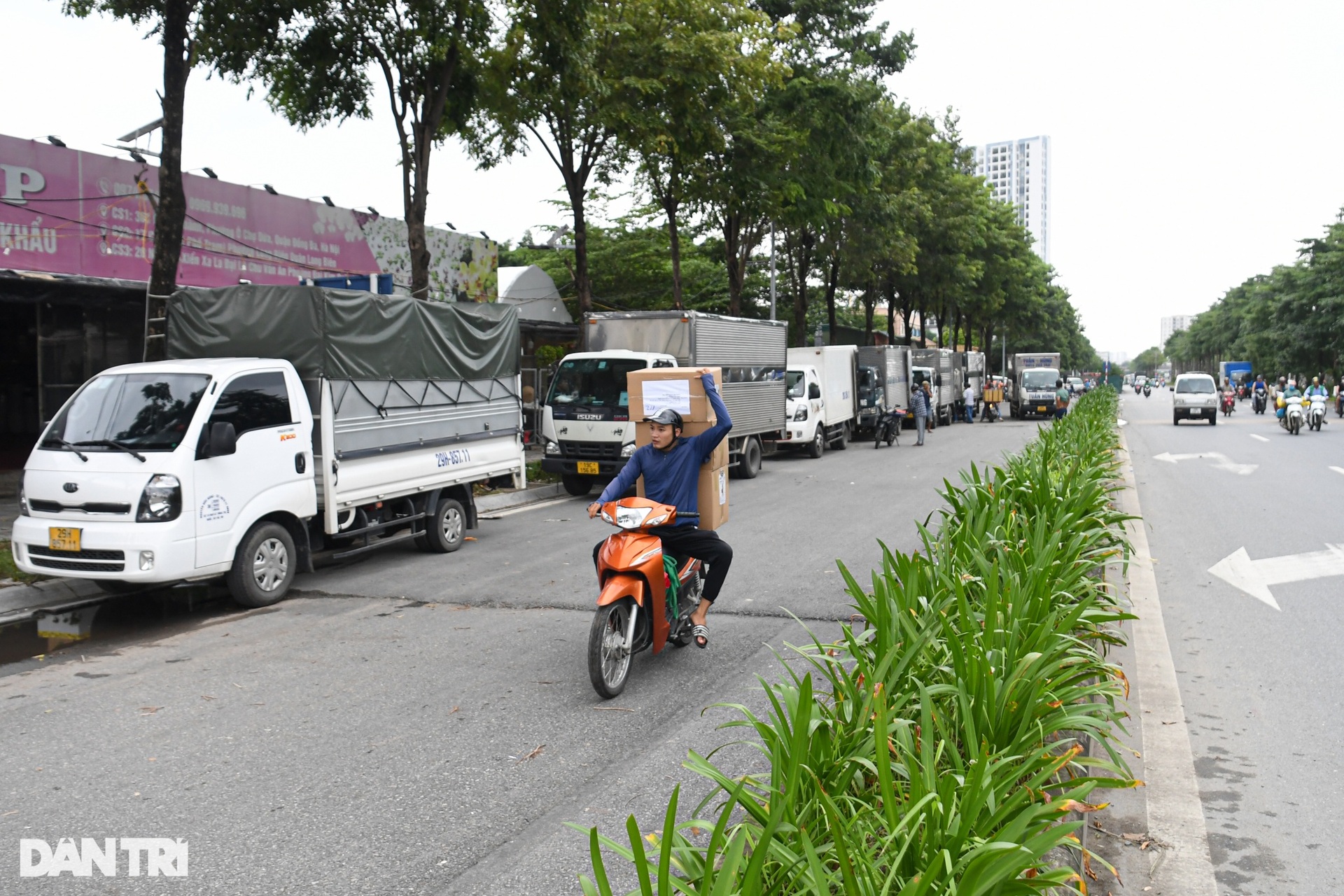 Đại lộ nghìn tỷ ở Hà Nội biến thành bến xe tải - 4 Đại lộ nghìn tỷ ở Hà Nội biến thành bến xe tải - 4