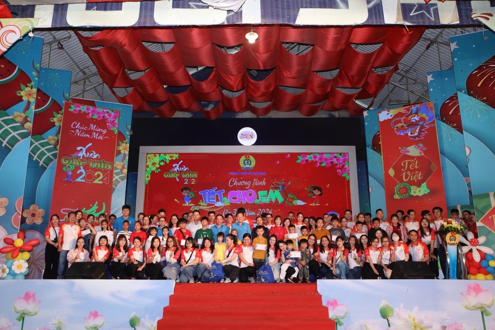 500 em nhỏ có hoàn cảnh khó khăn, mồ côi vì Covid-19 được nhận quà Tết - 5 500 em nhỏ có hoàn cảnh khó khăn, mồ côi vì Covid-19 được nhận quà Tết - 5