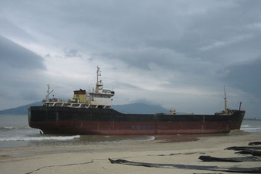 Tàu nghìn tấn lại mắc cạn sau khi được giải cứu