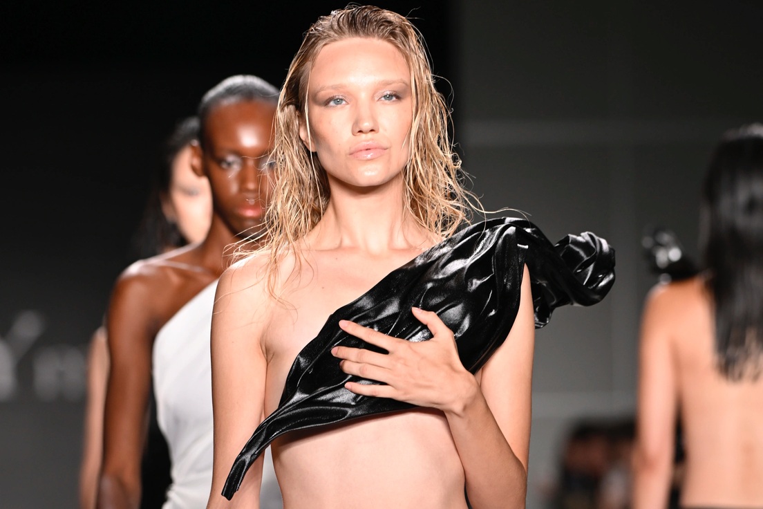 Chi tiết cắt xẻ thổi làn gió mới cho thời trang công sở