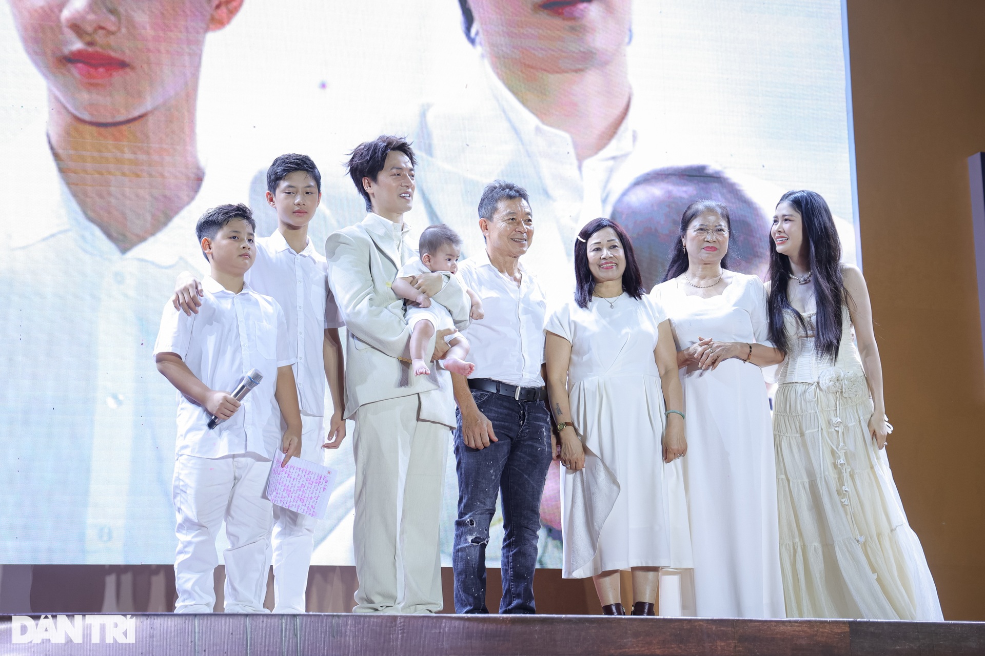 Đăng Khôi cầu hôn… BB Trần, xúc động khi song ca cùng Bằng Kiều - 13 Đăng Khôi cầu hôn… BB Trần, xúc động khi song ca cùng Bằng Kiều - 13