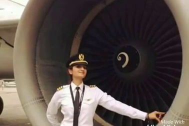 Nữ phi công Pakistan bất ngờ nổi tiếng vì xinh đẹp