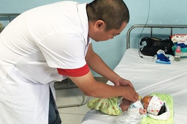 Phân biệt nôn trớ chu kỳ với bệnh lý hoại tử ruột nguy hiểm ở trẻ sơ sinh