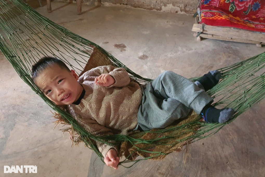 Bé trai sinh non mắc bại não, người mẹ chỉ biết ôm con ngồi khóc - 1 Bé trai sinh non mắc bại não, người mẹ chỉ biết ôm con ngồi khóc - 1