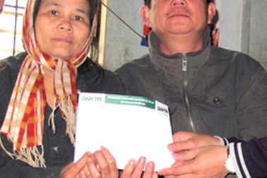 Quà nhân ái trở lại với gia đình chị Nguyễn Thị Loan