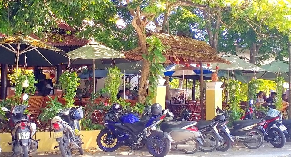 Hết cách ly xã hội, phố cổ vẫn vắng hoe vì tiền đâu mà ra quán? - 11 Hết cách ly xã hội, phố cổ vẫn vắng hoe vì tiền đâu mà ra quán? - 11