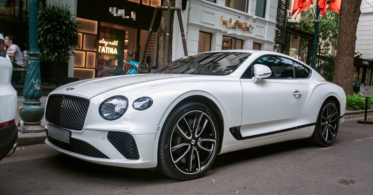 Bentley Continental GT W12 trang bị động cơ W12, dung tích 6.0 lít, sản sinh công suất tối đa 626 mã lực và mô-men xoắn cực đại 900Nm - mạnh hơn một số siêu xe của Lamborghini, Ferrari. Sức mạnh truyền đến bốn bánh xe thông qua hộp số tự động ly hợp kép 8 cấp. Xe có thể tăng tốc 0-100km/h trong 3,7 giây, vận tốc tối đa là 333km/h (Ảnh: Tiến Dũng).