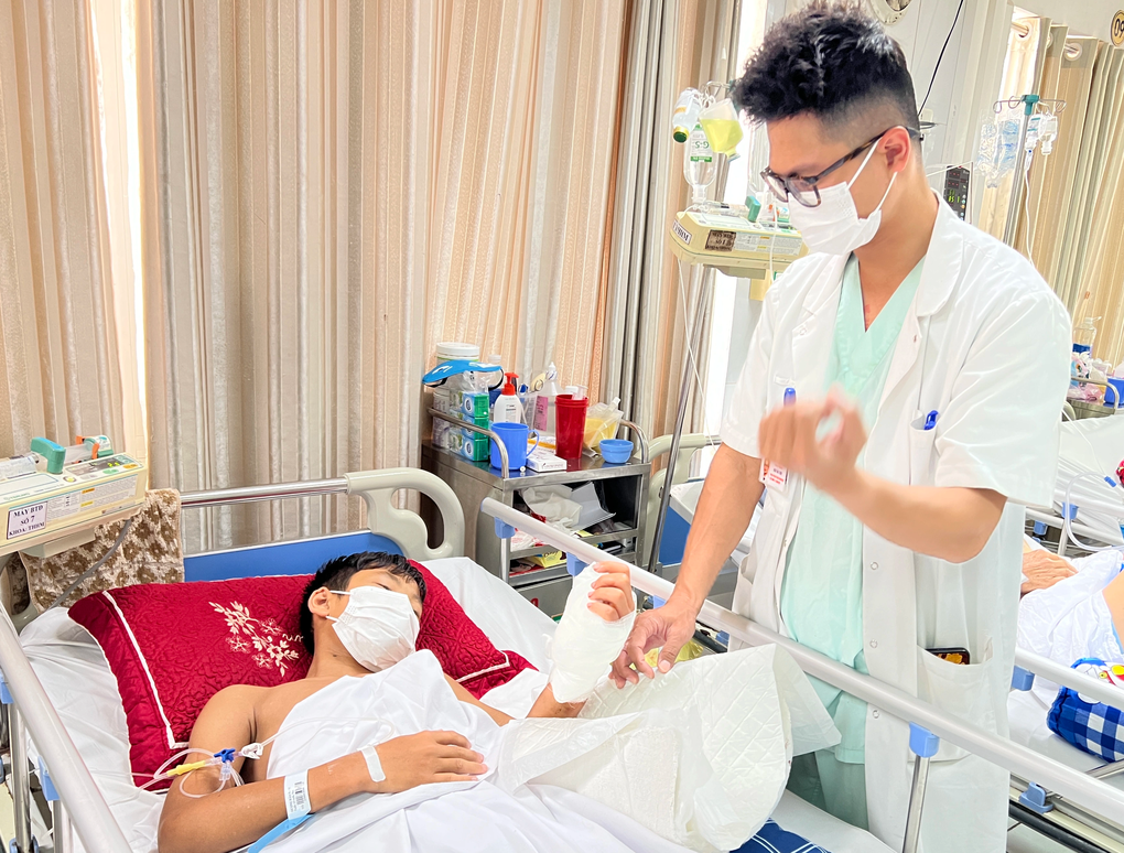 Tự làm thước kẻ, cậu bé 13 tuổi ở Hà Nội bị máy cưa đứt bàn tay - 1 Tự làm thước kẻ, cậu bé 13 tuổi ở Hà Nội bị máy cưa đứt bàn tay - 1