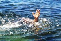 Bố mẹ ngã quỵ khi phát hiện 3 người con tử vong dưới hồ nước