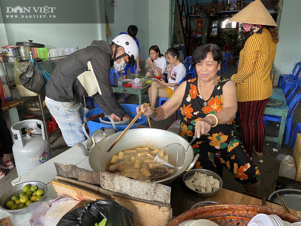 Giật mình khi nghe chủ quán hô giá món tàu hủ chiên giòn hàng chục triệu đồng 1 đĩa - 4 Giật mình khi nghe chủ quán hô giá món tàu hủ chiên giòn hàng chục triệu đồng 1 đĩa - 4