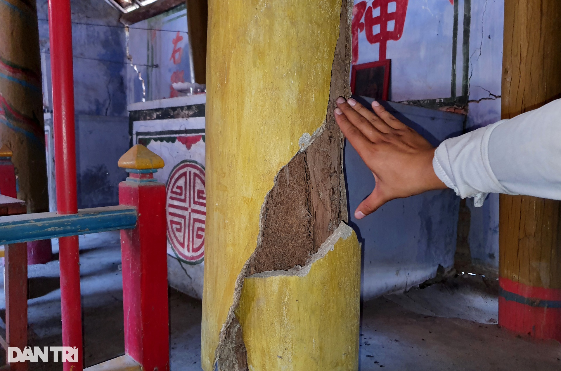 Đình 173 năm tuổi giằng néo bằng dây thép, dân vừa làm lễ vừa lo sập - 6 Đình 173 năm tuổi giằng néo bằng dây thép, dân vừa làm lễ vừa lo sập - 6