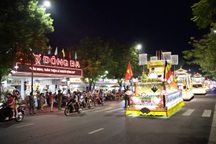 Xe hoa diễu hành mừng Đại lễ Phật đản ở cố đô Huế