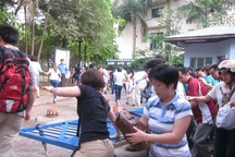 Xô đổ cổng trường để mua đơn dự tuyển vào lớp 1