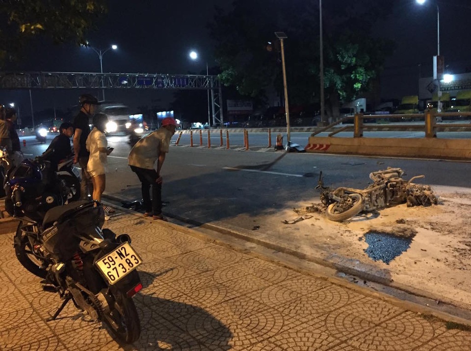 Xe SH bị thiêu rụi sau 2 cú tông liên hoàn - 1 Xe SH bị thiêu rụi sau 2 cú tông liên hoàn - 1