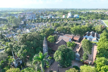Tháp chùa Phổ Minh 700 năm tuổi in trên tờ tiền 100 đồng